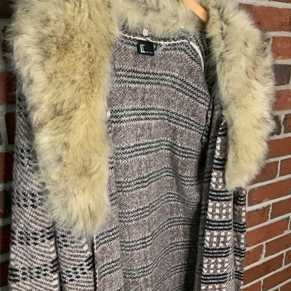 Upcycled fur collar sweater - Picture 4 of 5